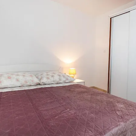 1 Bedroom Gorgeous In Apartment Blace